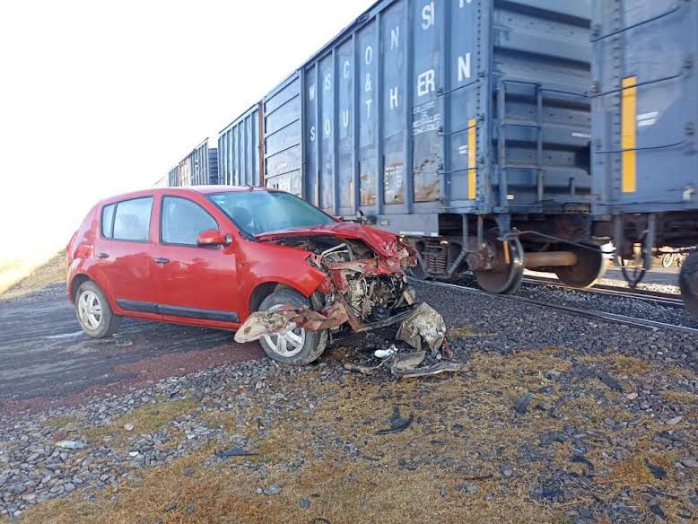 Tren de carga arrolla a vehículo compacto Diario Vía Libre