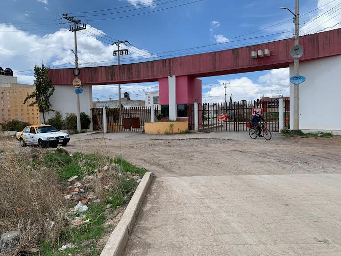 Dupla de asaltantes golpea y a taxista