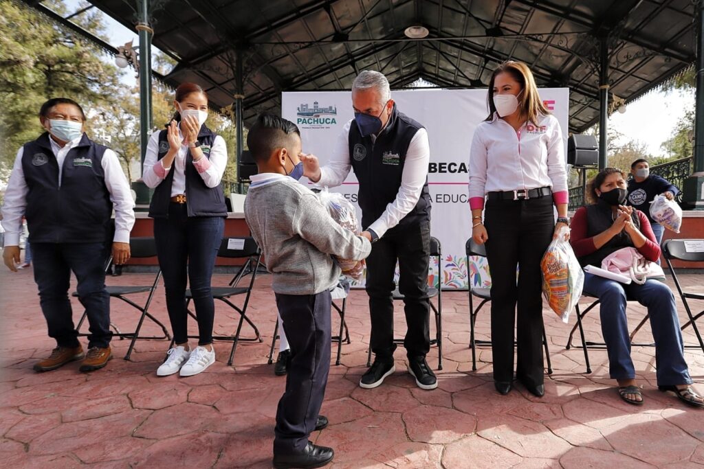 Entregan 836 becas en primarias de Pachuca