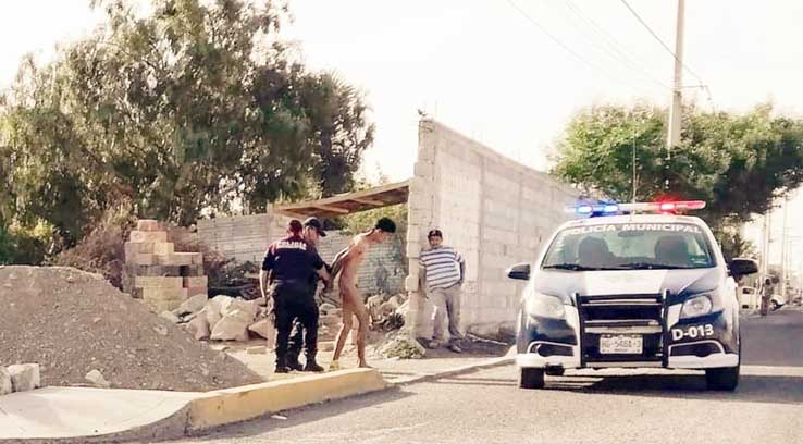 Estaba desnudo en vía pública