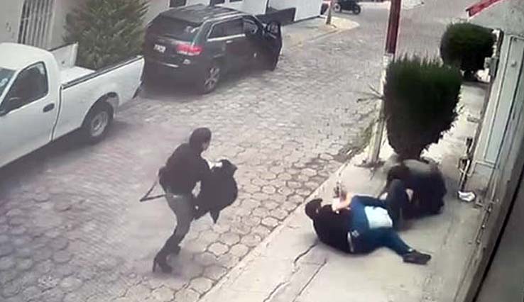 Golpean a ladrón, su cómplice escapa