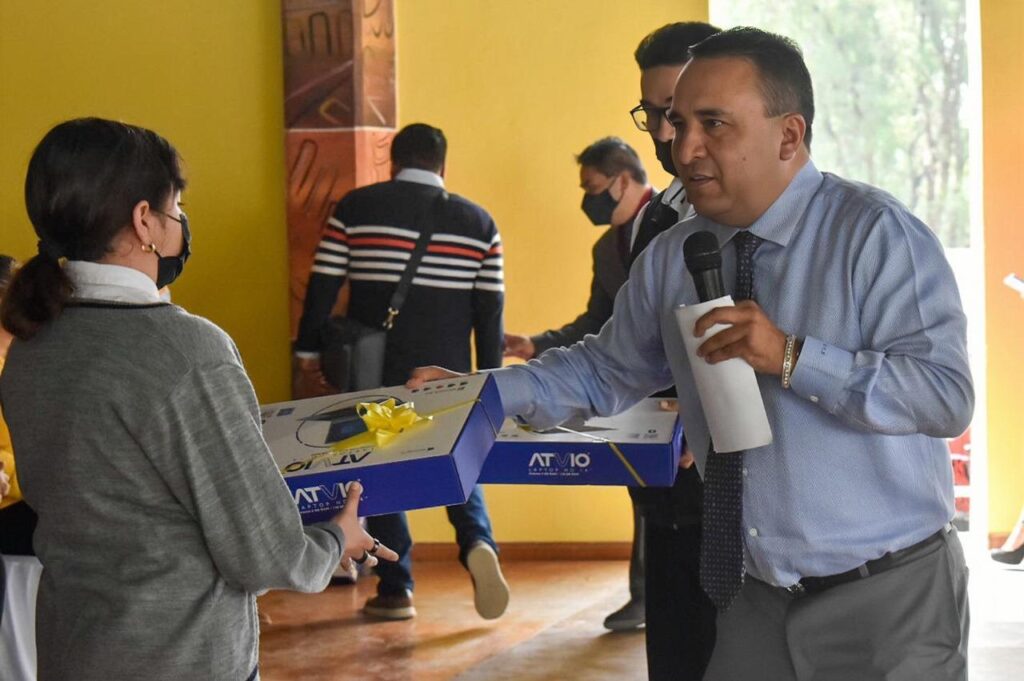 Entregan computadorasen la Secundaria de Tula