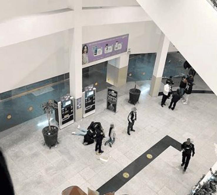 Grave la niña que cayó de un tercer piso en Plaza Galerías