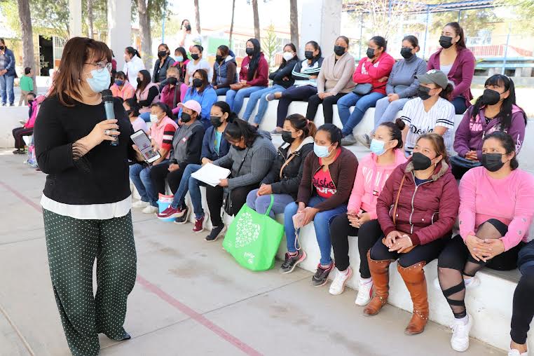 Imparte Centro de Justicia paraMujeres taller a padres de familia