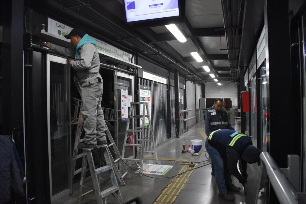 Realizan mantenimientoa puertas del Tuzobús