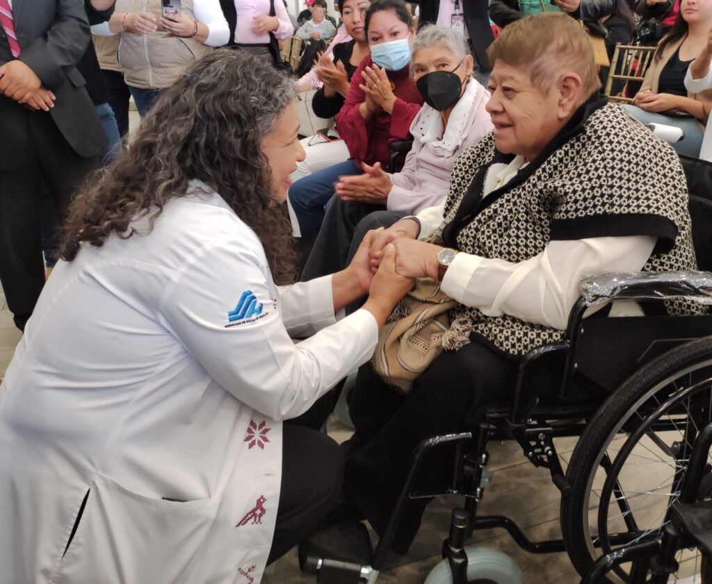 Entrega Salud ayudas funcionales en comunidades alejadas