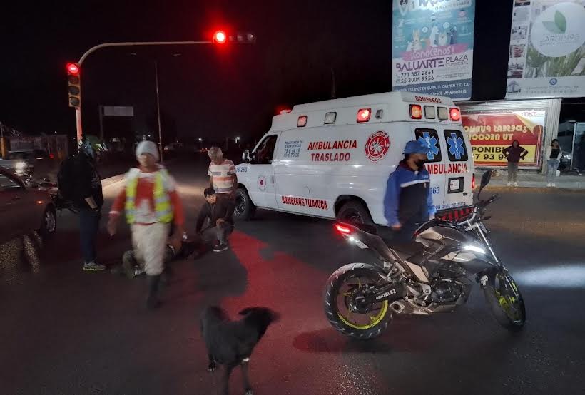 Automóvil atropella a motociclista