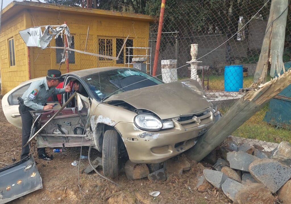 Chocó contra muro y poste