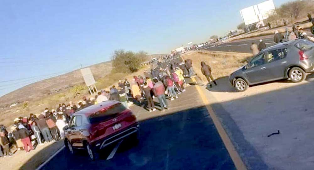 Bloquean la México-Laredo; exigen liberen a 3 vecinos