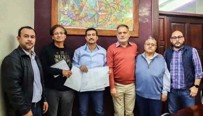 Remodelan la plaza del Reloj de Huejutla