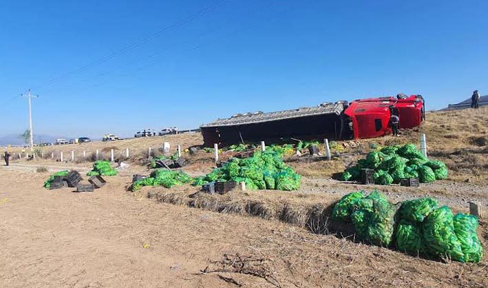 Volcadura de tráiler con verdura en Arco Norte