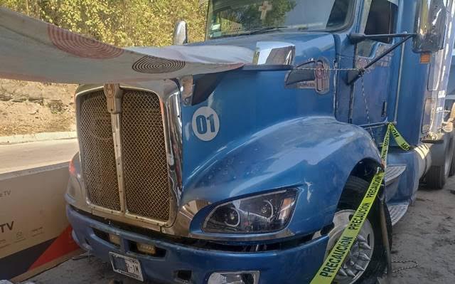 Chófer murió al caerle encima un tráiler
