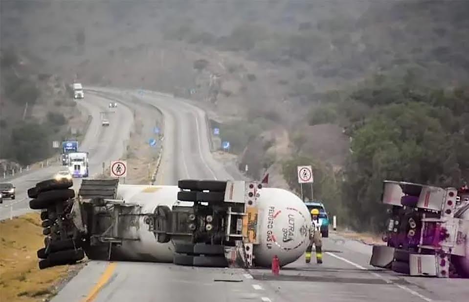 Se vuelca pipa en el Arco Norte
