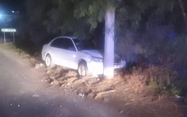 Abandonan vehículo tras chocar en un poste