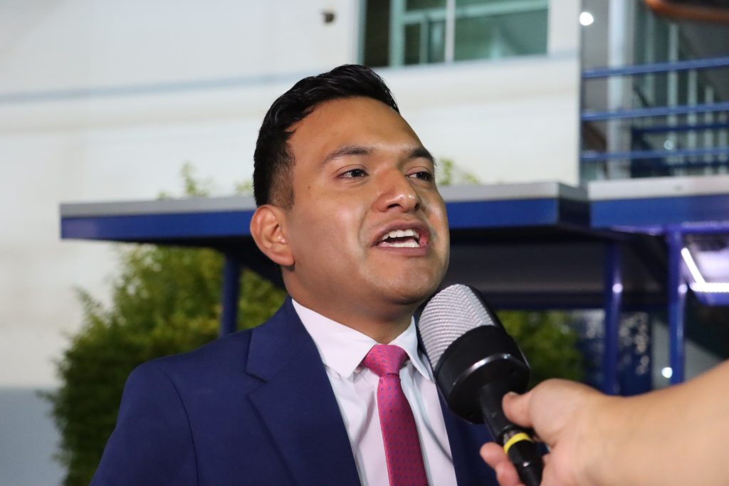 Acusan a Medécigo de llevar grupos de choque al debate
