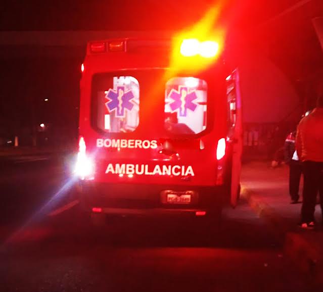 Agreden a paramédico y policía, tras un accidente