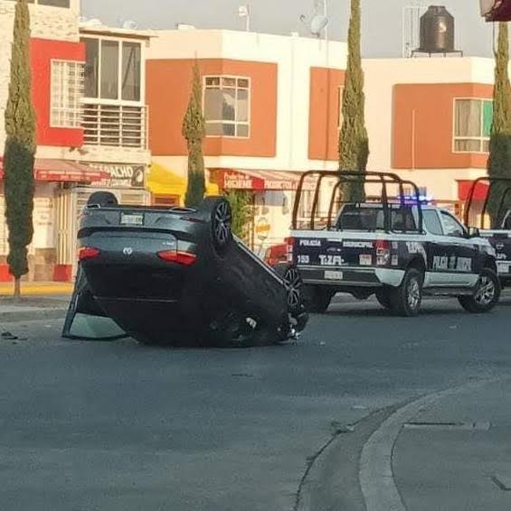 Encuentran vehículo volcado y abandonado