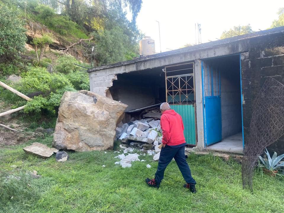 Caen enormes rocas sobre vivienda en Tula