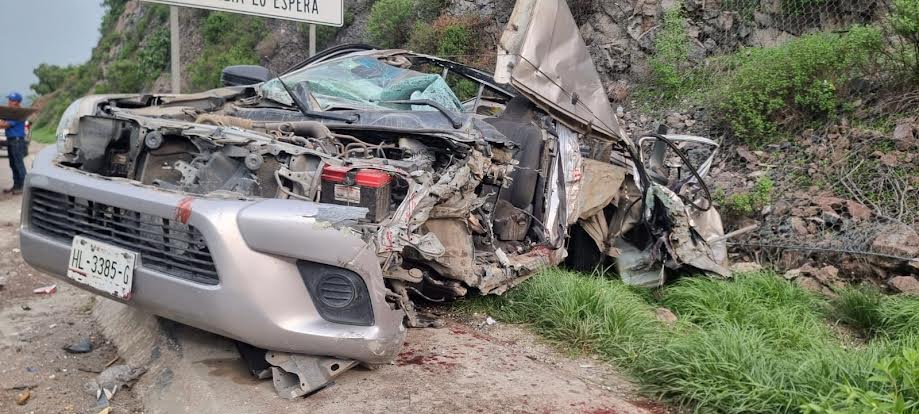 Camión arrolla a una camioneta