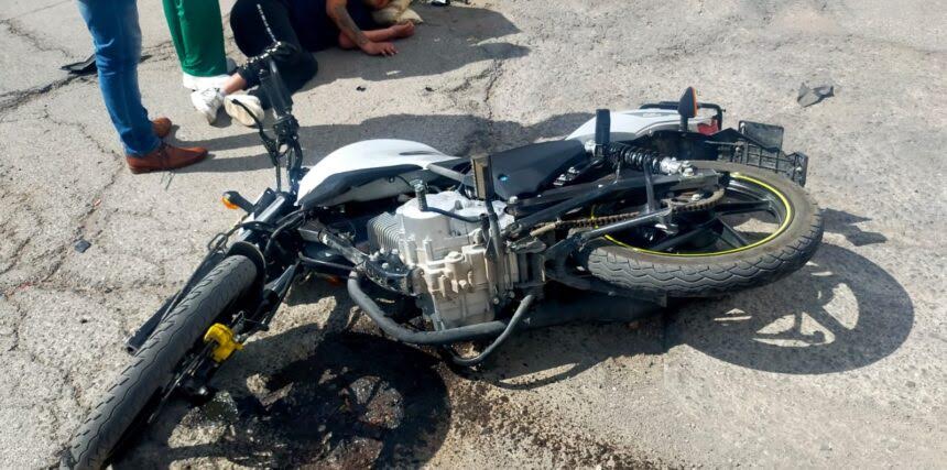 Choque entre motociclistas deja a dos jóvenes heridos