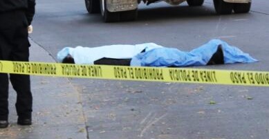 Muere motociclista se impactó contra poste