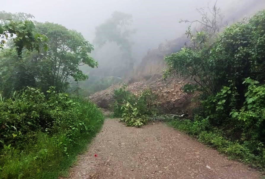 No cesan derrumbes en la Huasteca por lluvias