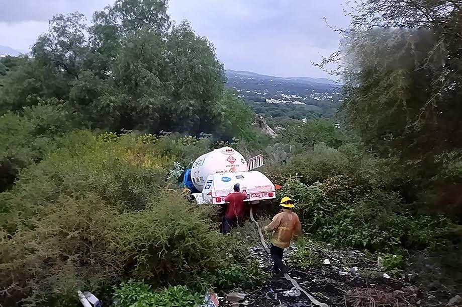 Pipa de gas se precipita a un barranco