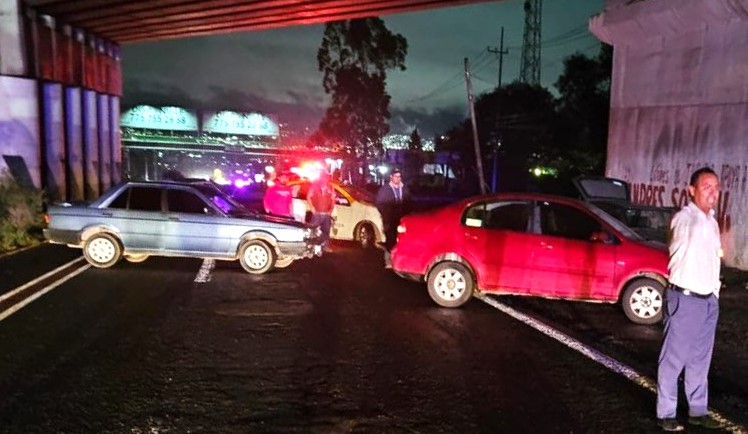 Por baches bloquean la Pachuca-Tulancingo