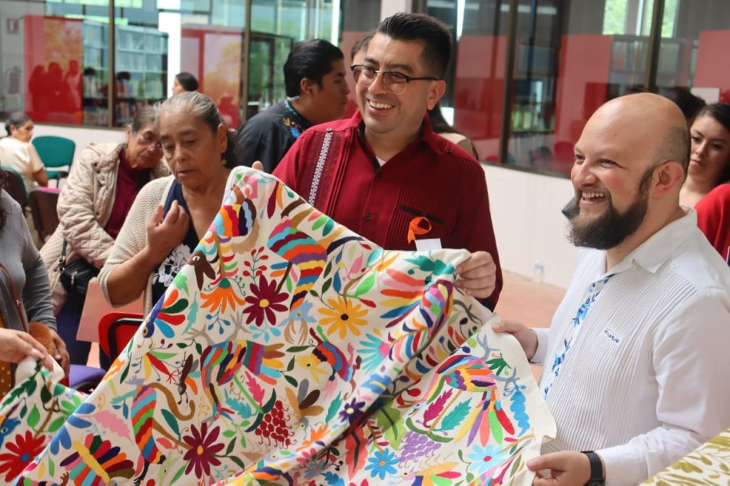 Reconocen a 42 artesanos en el concurso de bordado