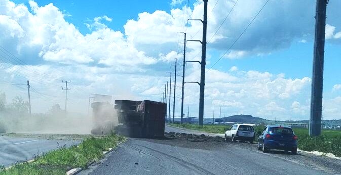 Bache provoca la volcadura de camión