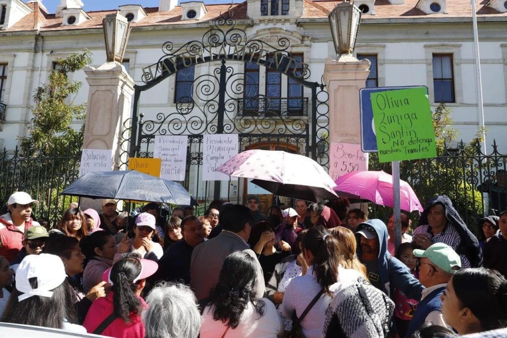 Bloquean Casa Rule exigen la regularización de predios