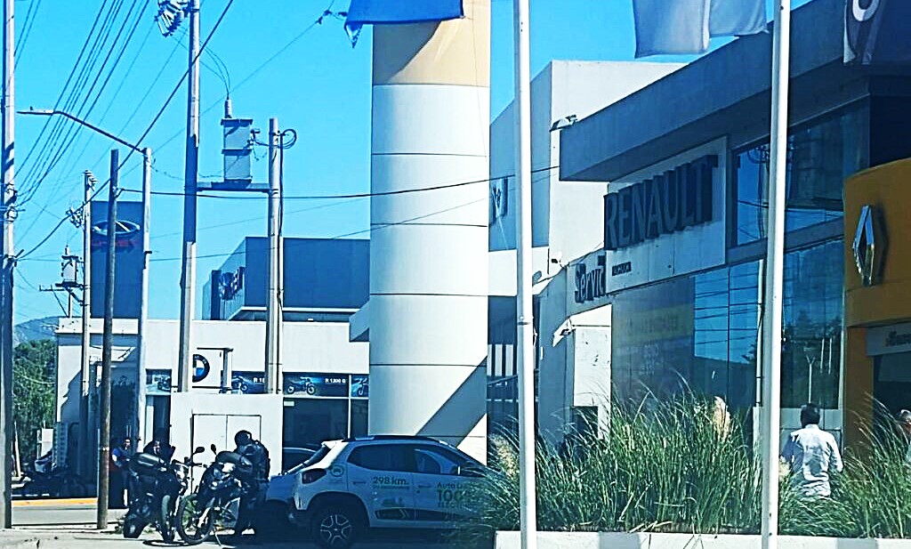 Delincuentes asaltan agencia de Renalut