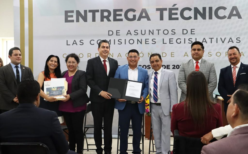 Entrega Congreso carpeta de comisiones a Andrés Velázquez