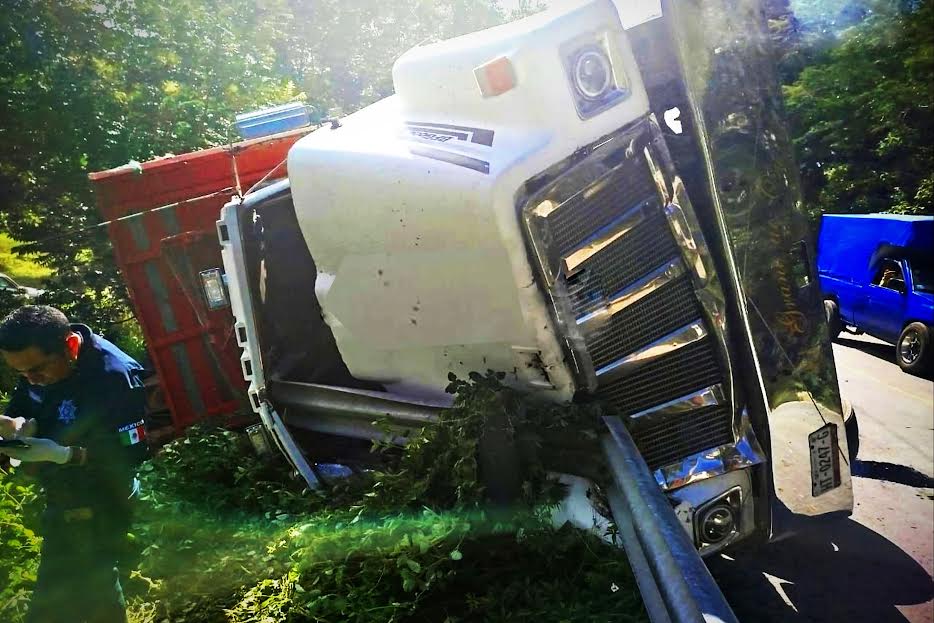 Muere camionero al volcar pesada unidad
