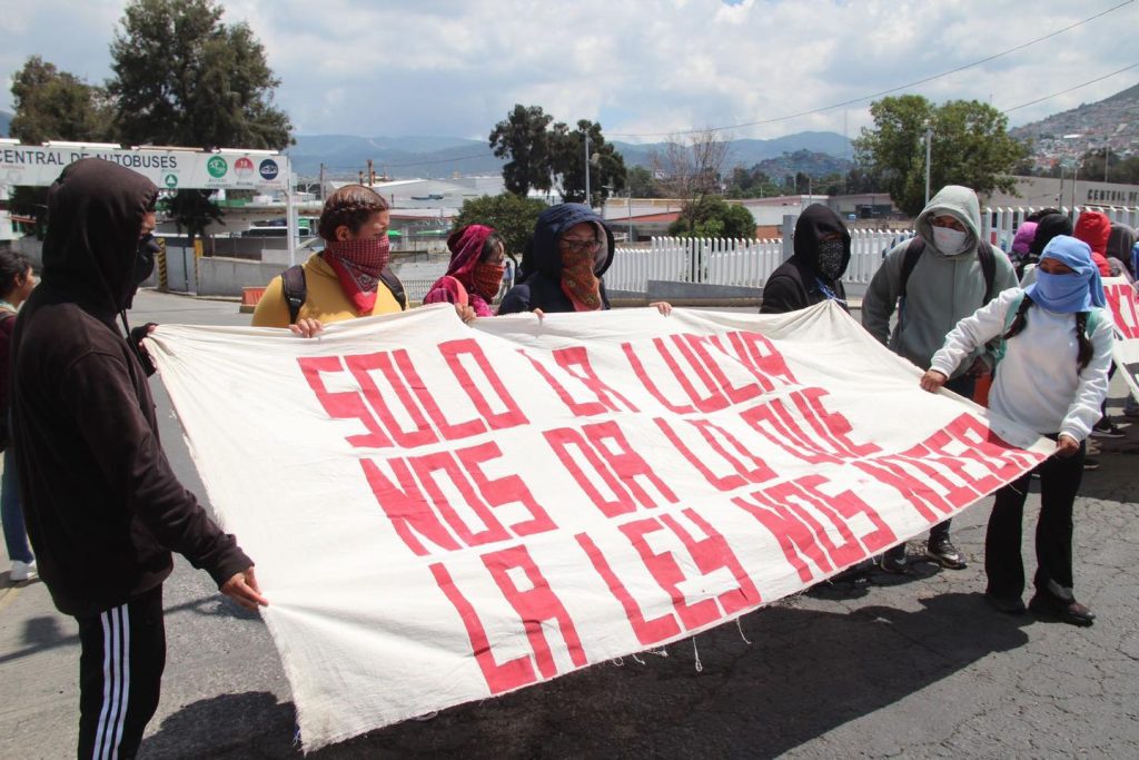Normalistas, bloquean vialidades de Pachuca
