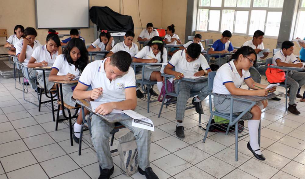 Regresan a clases 630 mil alumnos; tendrán útiles, uniformes y zapatos