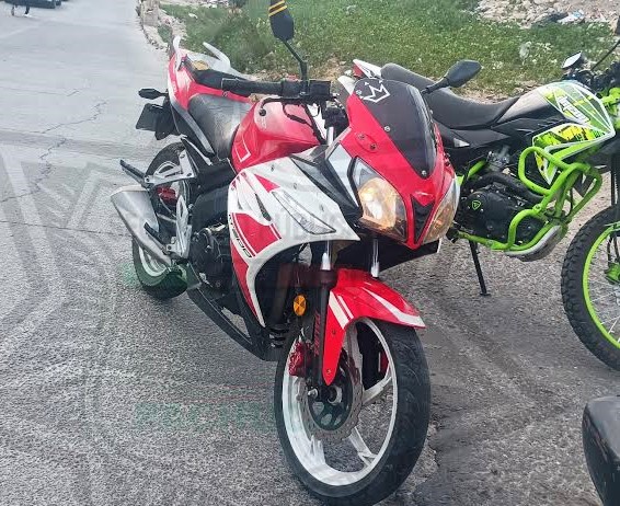 Robaron motocicleta y fueron detenidos