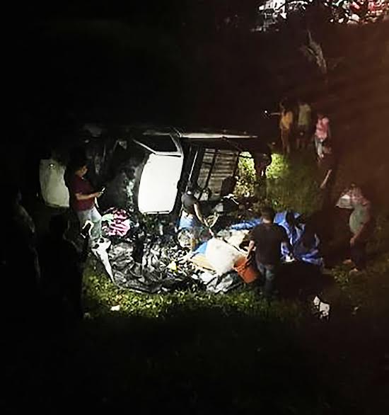Vuelca e incendia una camioneta