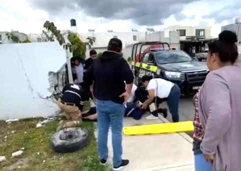 Atropella y choca contra una barda