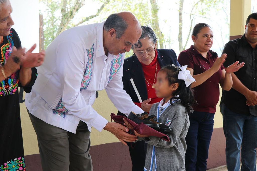 Entregaron uniformes y calzado escolar en Lolotla