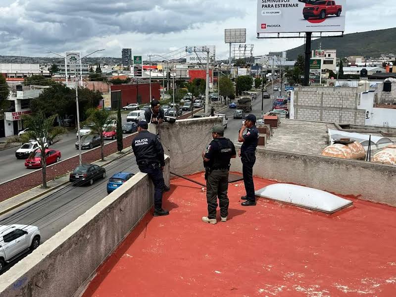 Intentó lanzarse desde una azotea