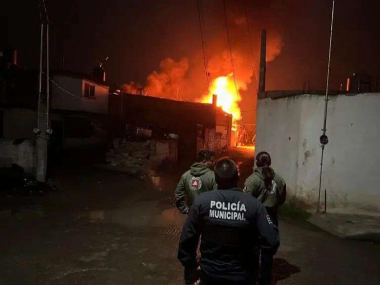 Se incendia presunta bodega de Huachicol