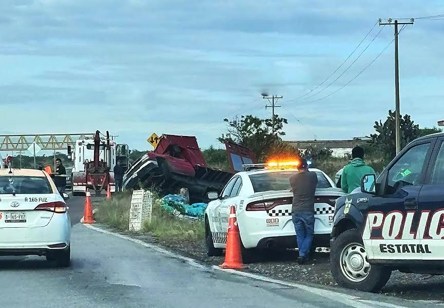 Vuelca camionetacargada con verdura