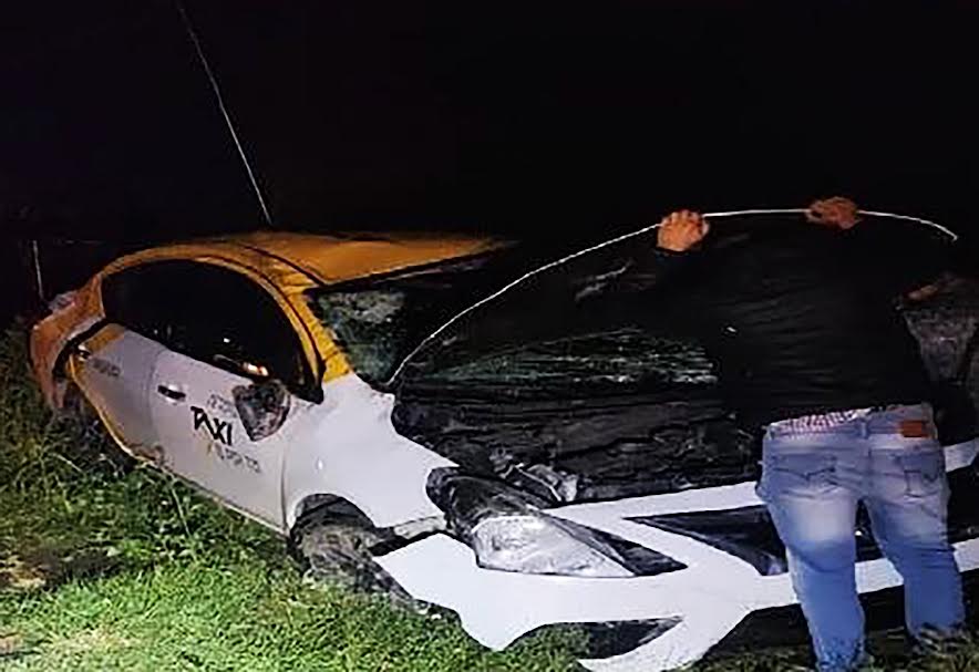 Vuelca taxista en la carretera a Sahagún