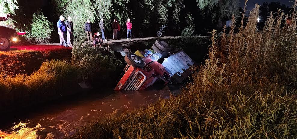 Camión de volteo se fue al canal