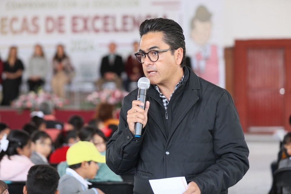 Dan becas a estudiantes de Mineral de la Reforma