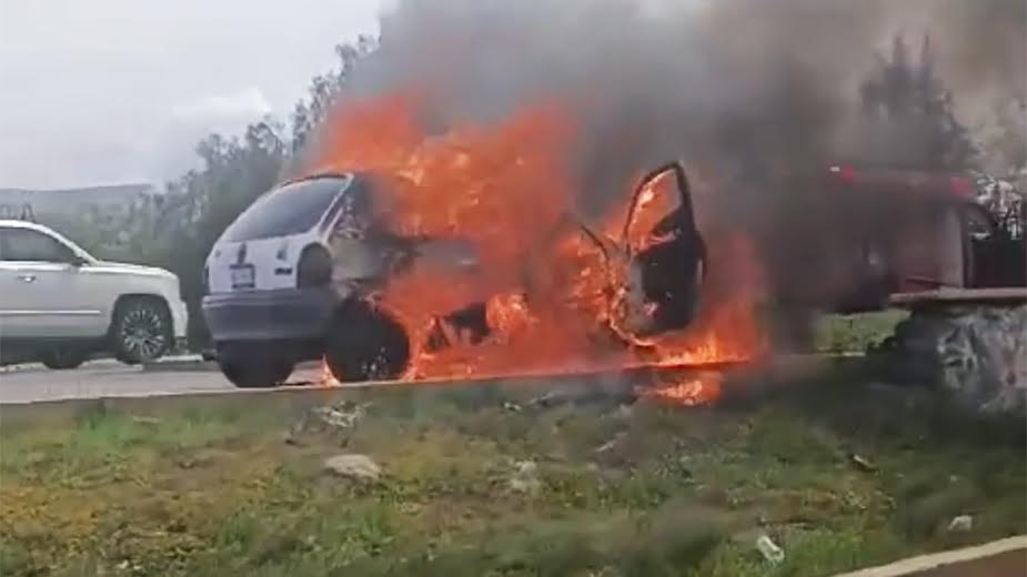 El fuego calcina un coche en FA