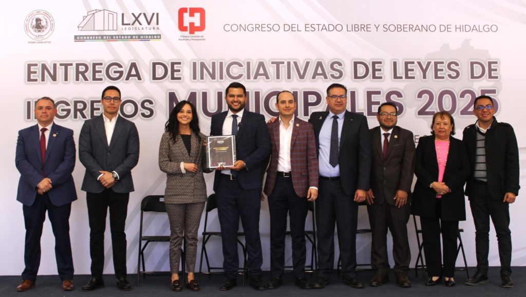 Entregan leyes de ingresos al Congreso