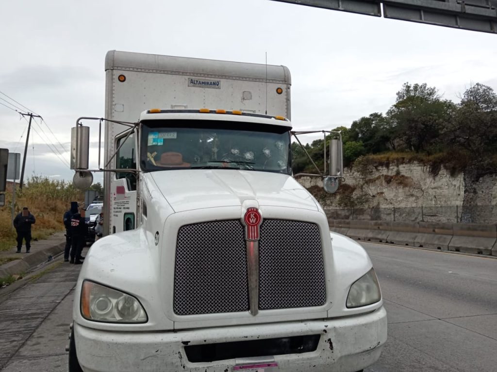 Rescatan a chofer en la México- Querétaro