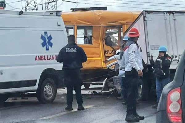 Rescatan a conductor prensado en su unidad